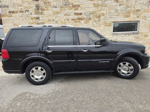 Used 2005 Lincoln Navigator Luxury image 19