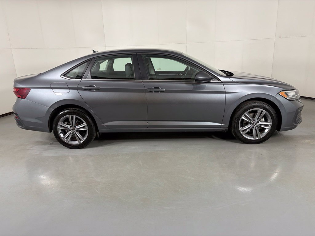 Used 2024 Volkswagen Jetta SE FWD image 9