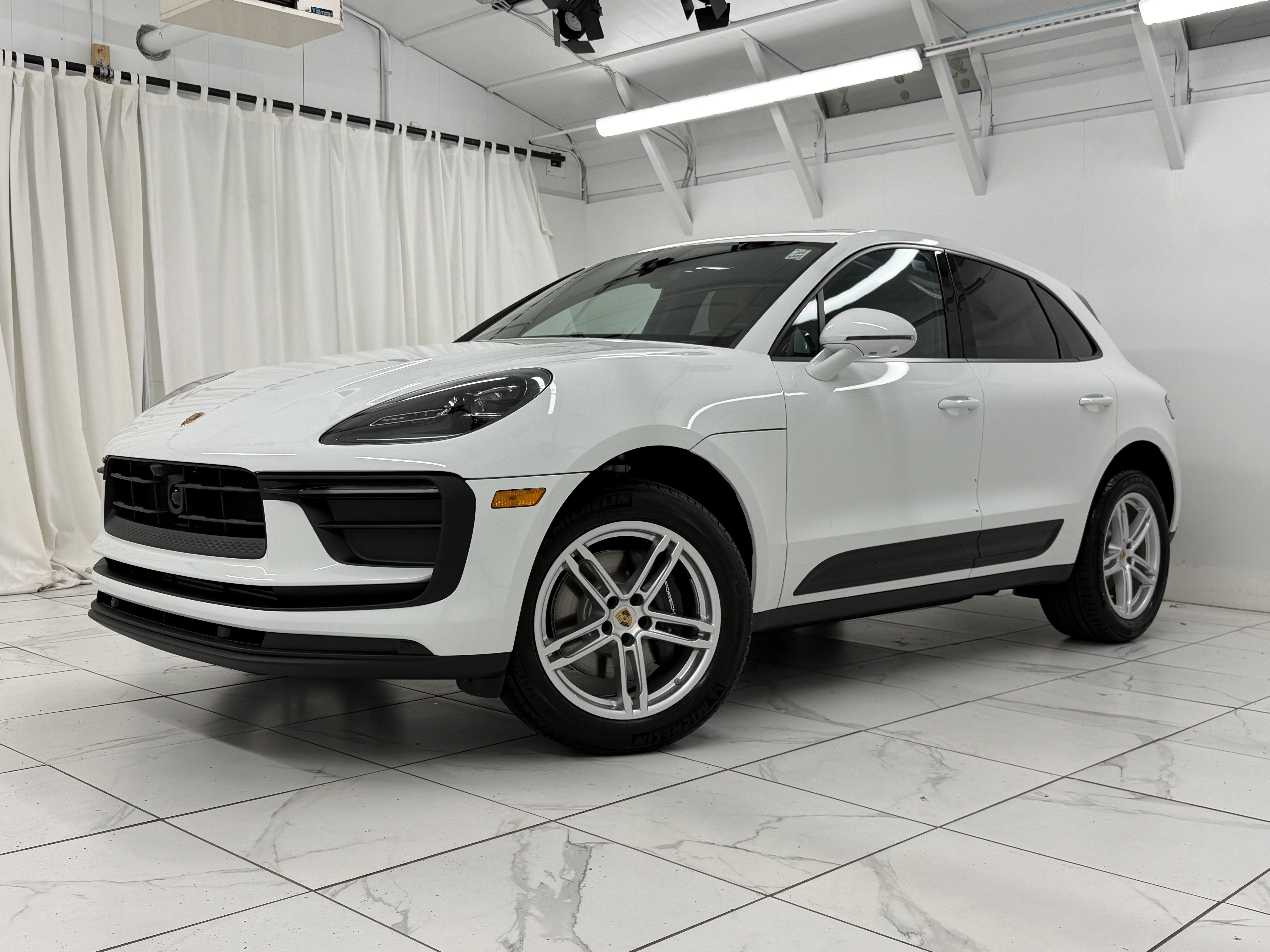 Certified 2026 Porsche Macan AWD/4WD image 6