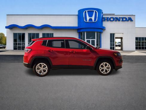 Used 2024 Jeep Compass Latitude AWD/4WD image 7