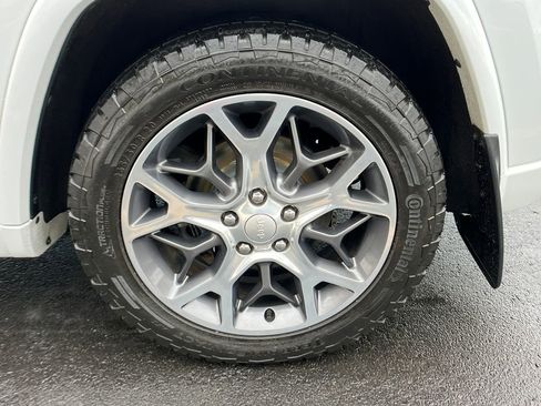 Used 2020 Jeep Grand Cherokee Overland image 25