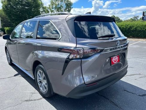 Used 2024 Toyota Sienna XLE w/ XLE Plus Package FWD image 11