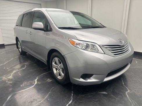 Used 2015 Toyota Sienna LE image 2