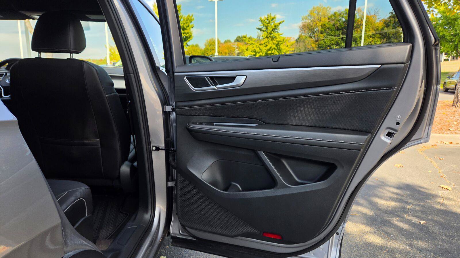 Used 2024 Volkswagen Atlas Cross Sport SE FWD image 48