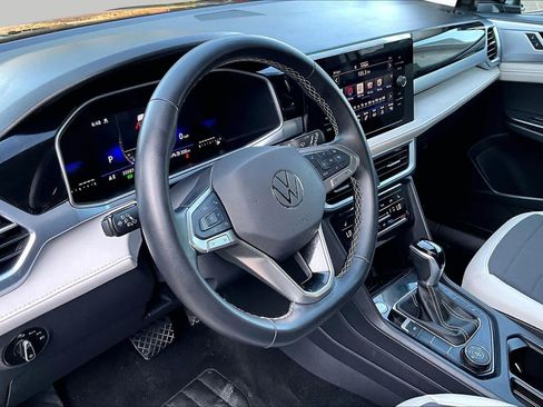 Used 2025 Volkswagen Taos SE AWD/4WD image 17