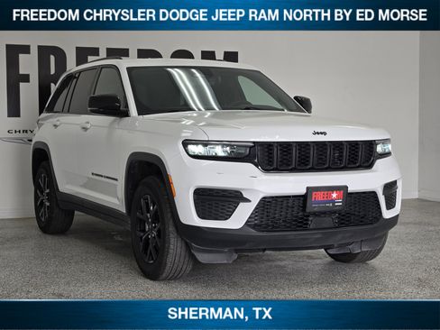 Used 2025 Jeep Grand Cherokee Altitude AWD/4WD image 2