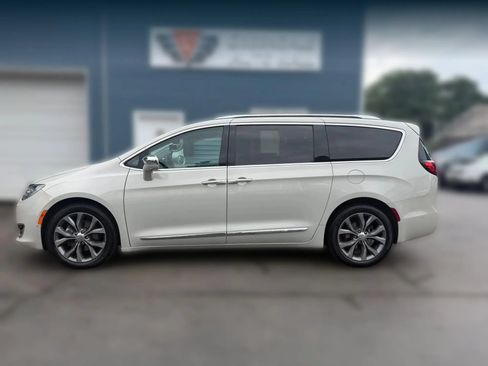 Used 2019 Chrysler Pacifica Limited w/ Tire & Wheel Group FWD image 4