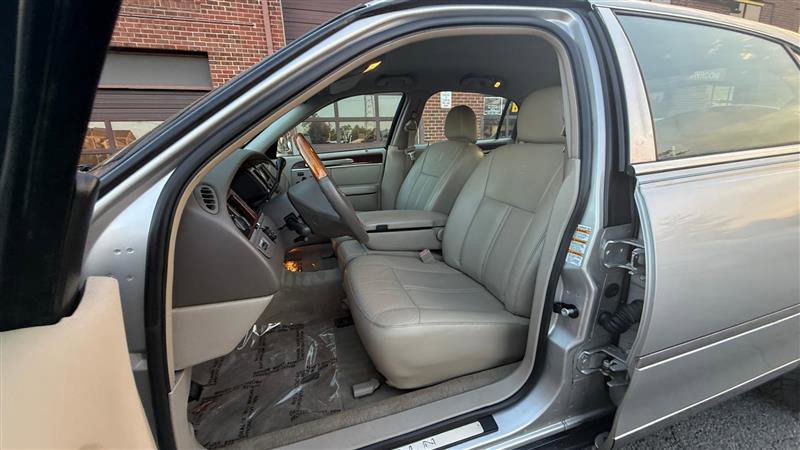 Used 2004 Lincoln Town Car Ultimate RWD image 26
