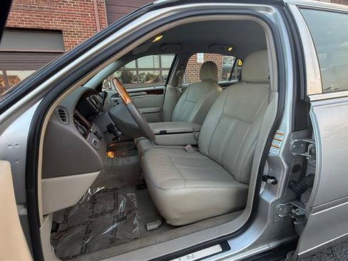Used 2004 Lincoln Town Car Ultimate image 26