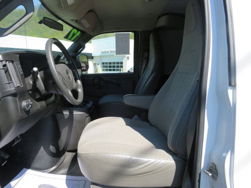 Used 2017 GMC Savana 2500 RWD image 8