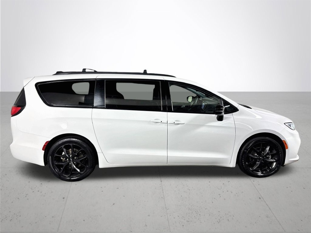 Certified 2025 Chrysler Pacifica Limited FWD image 6
