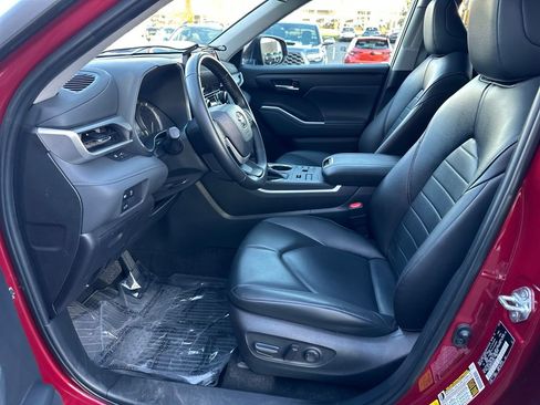 Used 2023 Toyota Highlander XLE image 12