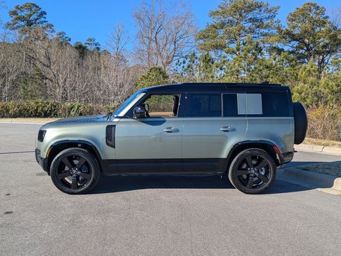 Used 2025 Land Rover Defender 110 X-Dynamic SE image 8