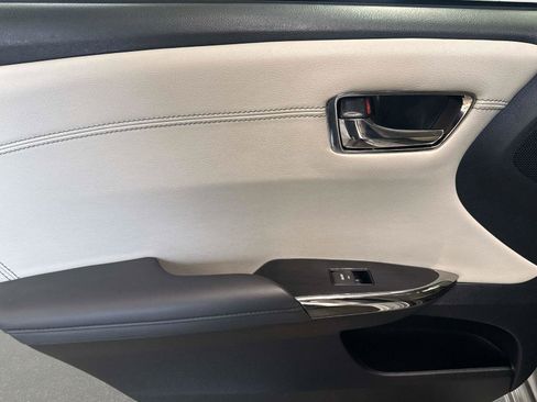 Used 2017 Toyota Avalon Limited w/ Carpet Mat Package image 11