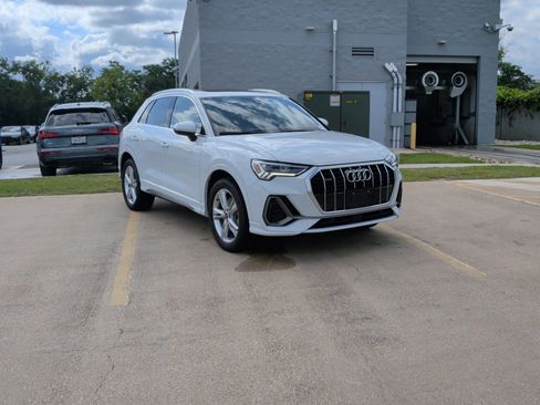Certified 2023 Audi Q3 2.0T Premium w/ Convenience Package AWD/4WD image 2