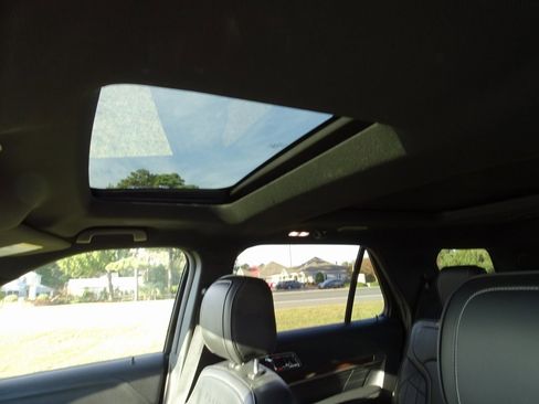 Used 2018 Ford Explorer Platinum image 20