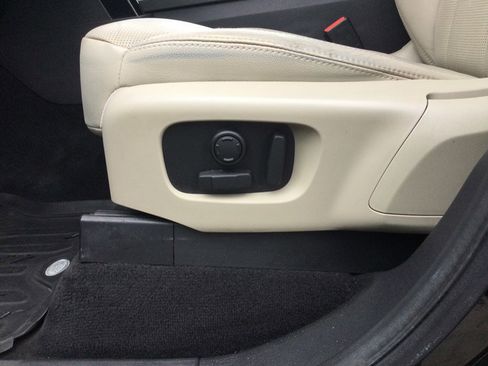 Used 2018 Land Rover Discovery SE image 12