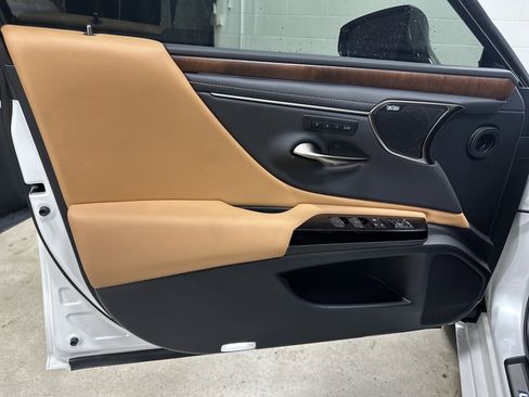 Used 2025 Lexus ES 350 Luxury w/ Accessory Package (Z1) image 14