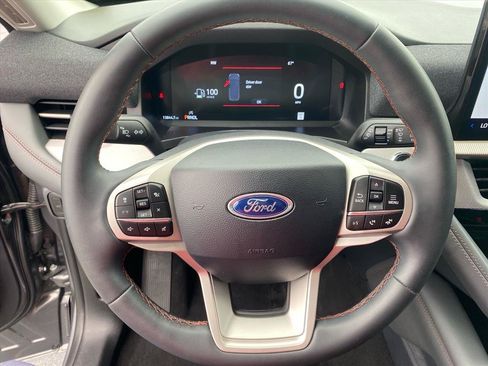 Used 2025 Ford Explorer Active AWD/4WD image 10