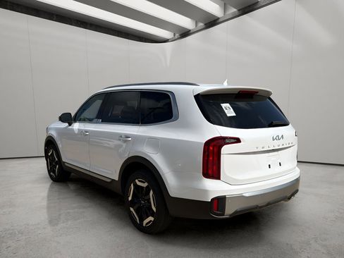 Used 2025 Kia Telluride S image 3