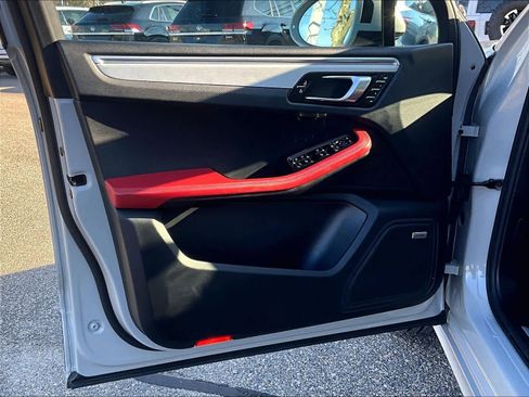 Used 2021 Porsche Macan Turbo image 9