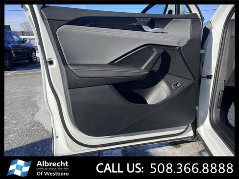 Used 2025 Volkswagen Tiguan SE image 11