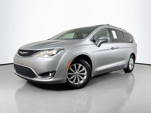 Used 2018 Chrysler Pacifica Touring-L FWD image 1