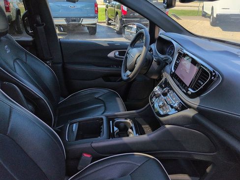 Used 2025 Chrysler Pacifica Limited FWD image 7