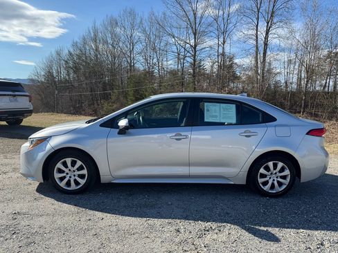 Used 2021 Toyota Corolla LE image 4