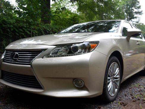 Used 2013 Lexus ES 350 w/ Luxury Pkg FWD image 2