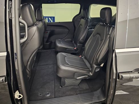 New 2026 Chrysler Pacifica Select AWD/4WD image 32