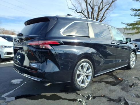 Used 2021 Toyota Sienna Platinum image 3