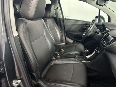 Used 2020 Chevrolet Trax LT w/ LT Convenience Package FWD image 19