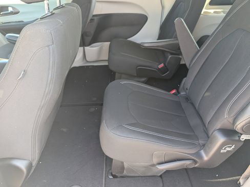 Used 2024 Chrysler Voyager LX image 7