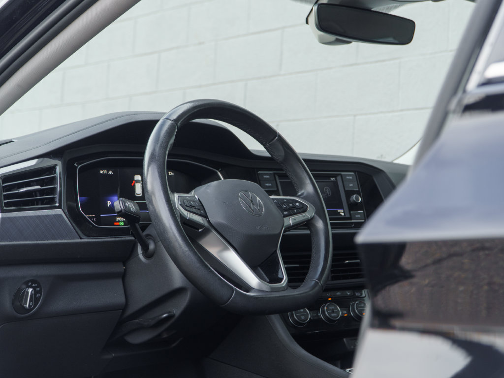 Used 2024 Volkswagen Jetta SE w/ Panoramic Sunroof Package FWD image 4