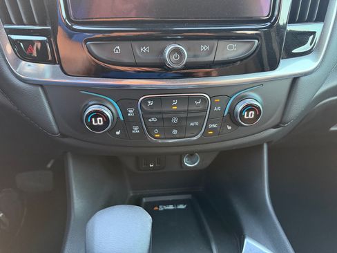 Used 2022 Chevrolet Traverse LT FWD image 24