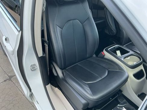 Used 2024 Chrysler Pacifica Touring-L image 23