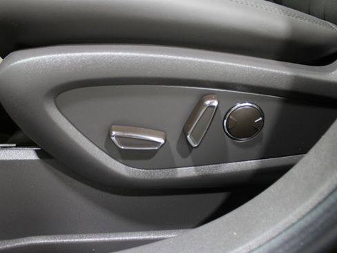 Used 2020 Lincoln Nautilus Reserve w/ Equipment Group 201A image 4