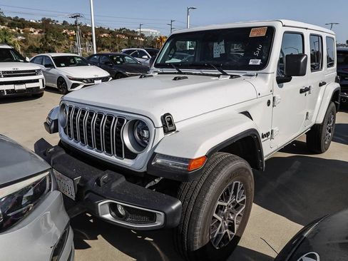Used 2025 Jeep Wrangler Unlimited Sahara AWD/4WD image 9