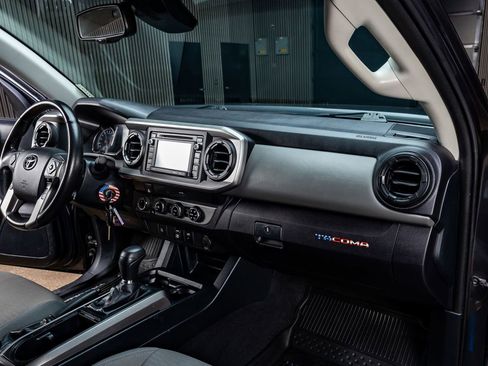 Used 2018 Toyota Tacoma SR5 AWD/4WD image 16