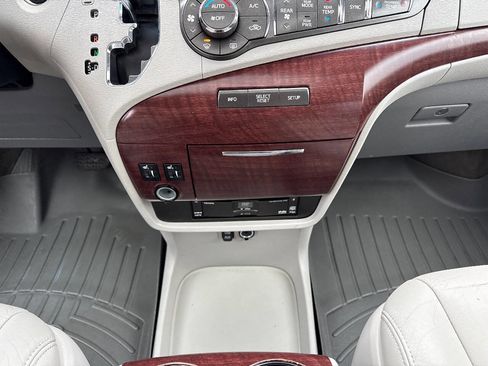 Used 2013 Toyota Sienna XLE image 28