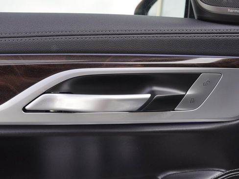 Used 2022 BMW 750i xDrive image 8