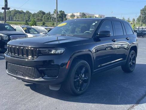 Used 2023 Jeep Grand Cherokee Altitude RWD image 3