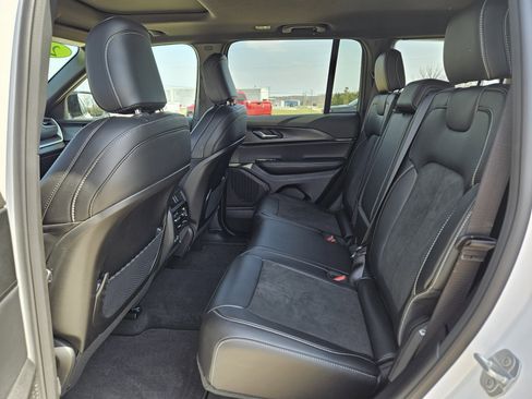 Used 2025 Jeep Grand Cherokee Altitude AWD/4WD image 11