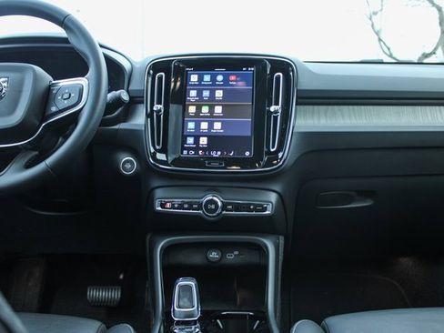 Used 2025 Volvo XC40 B5 Plus image 18