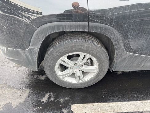 Certified 2022 GMC Terrain SLE w/ Driver Convenience Package image 12