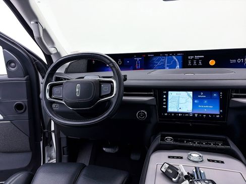 Used 2025 Lincoln Navigator L Reserve AWD/4WD image 5