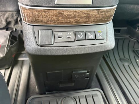 Used 2025 Toyota Sienna Platinum FWD image 9