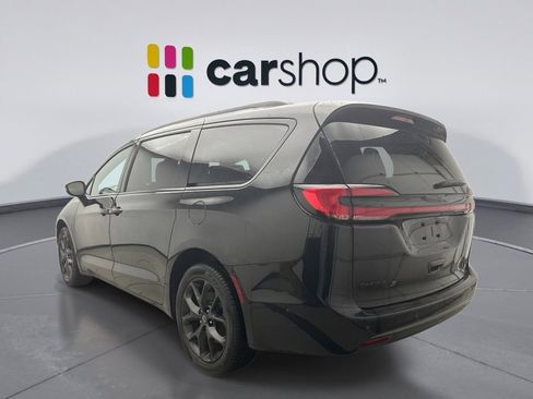 Used 2025 Chrysler Pacifica Limited image 3