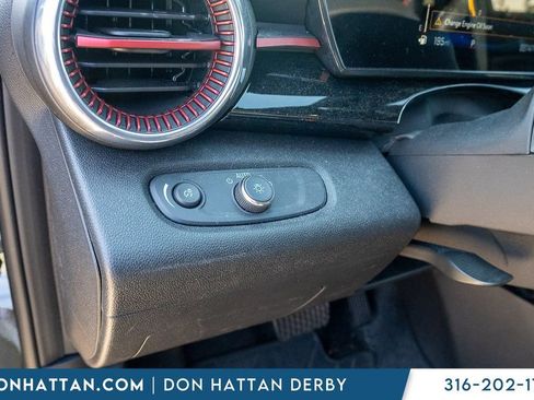Used 2025 Chevrolet Trax RS FWD image 15